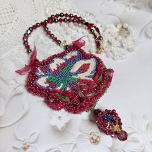 Colar Enchantement d'Automne bordado com pérolas de Bordeaux, renda, várias pérolas e pérolas de sementes